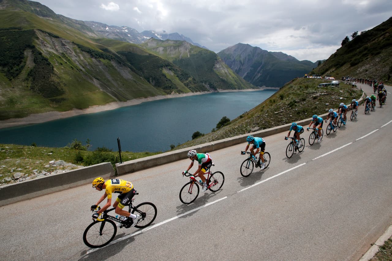 El británico Chris Froome, de amarillo, ganó su cuarto Tour de Francia y su primera Vuelta a España, aunque en esta última competencia dio positivo y eso abrió la sombra de duda.