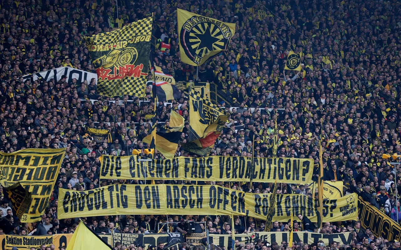 La 'pared', como se le conoce a la tribuna en la que se ubica la principal barra del Borussia Dortmund, estaba más fuerte que nunca a la espera de un triunfo que les permitiera viajar al Principado de Mónaco a buscar la remontada.