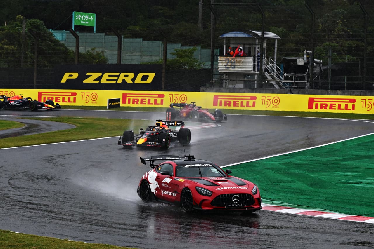 La fuerte lluvia hizo de las suyas en el circuito de Suzuka correspondiente al Gran Premio de Japón, lo que obligó a aplazar la carrera luego de apenas tres vueltas recorridas sin que haya un estimado de tiempo para reanudar la carrera.