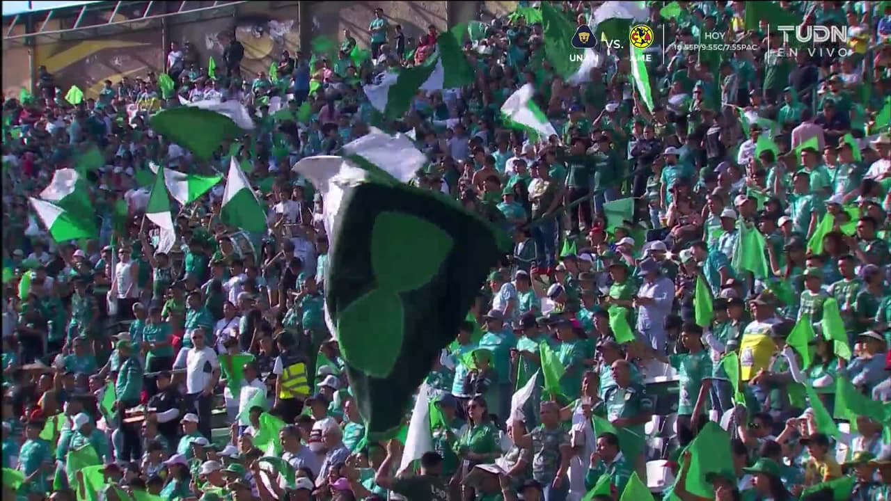 Arranca el partido y la pelota está en juego.