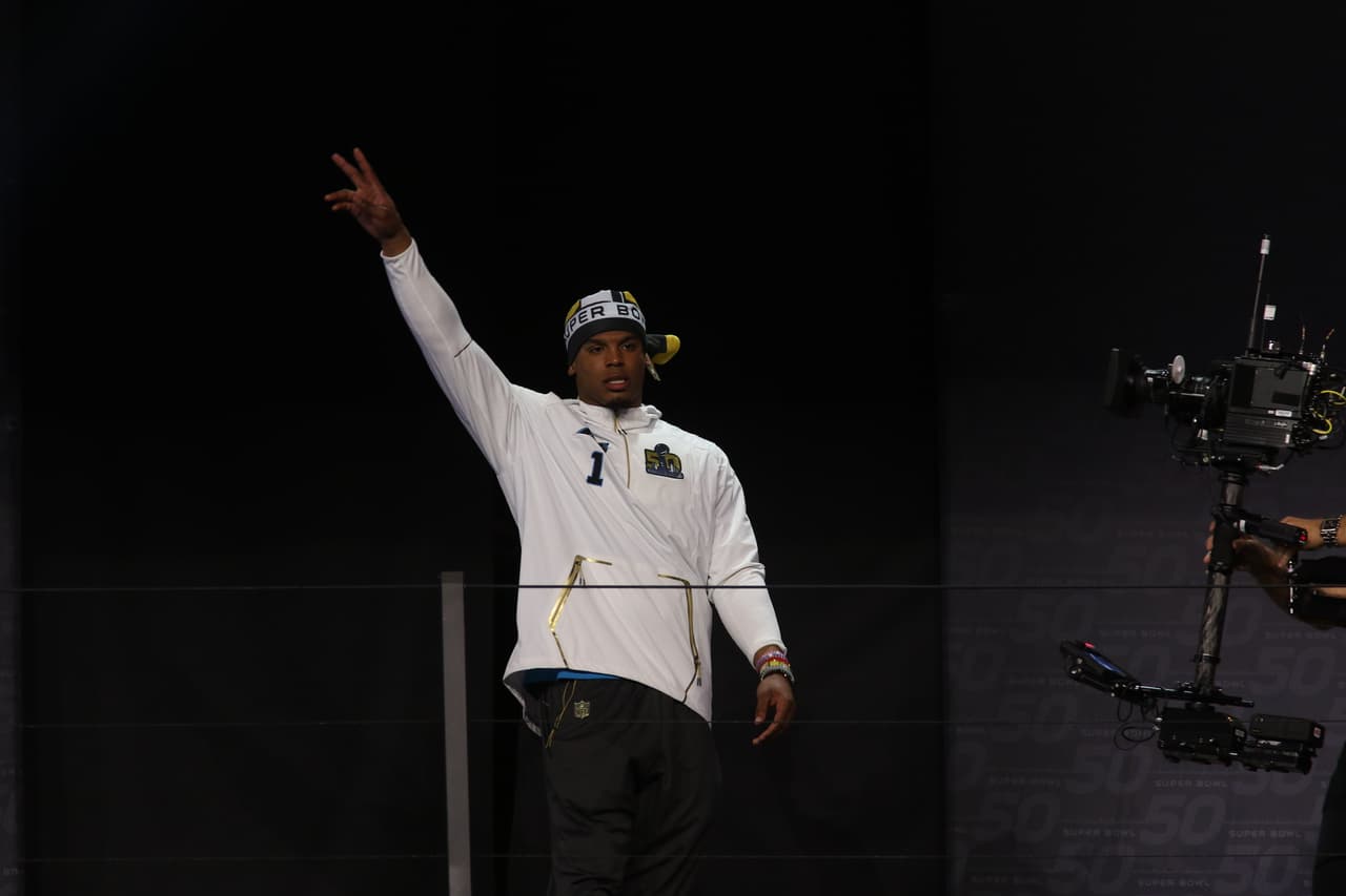 Los jugadores de los Carolina Panthers se mostraron listos para ser campeones durante el Opening Night previo al Super Bowl 50, he aquí sus mejores imágenes.