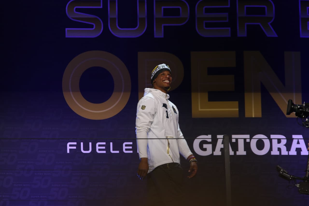 Los jugadores de los Carolina Panthers se mostraron listos para ser campeones durante el Opening Night previo al Super Bowl 50, he aquí sus mejores imágenes.
