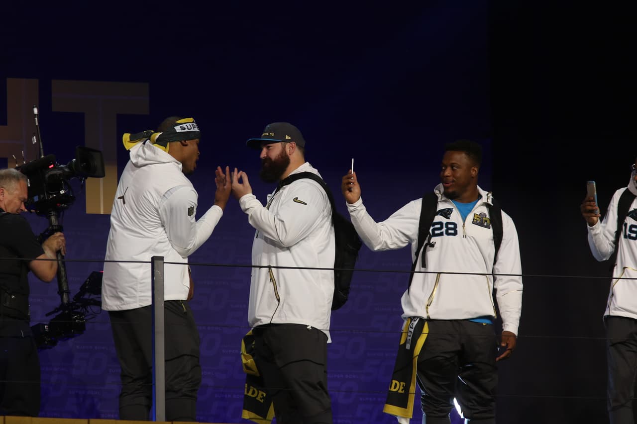 Los jugadores de los Carolina Panthers se mostraron listos para ser campeones durante el Opening Night previo al Super Bowl 50, he aquí sus mejores imágenes.