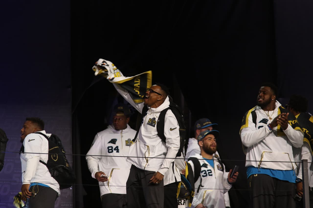 Los jugadores de los Carolina Panthers se mostraron listos para ser campeones durante el Opening Night previo al Super Bowl 50, he aquí sus mejores imágenes.