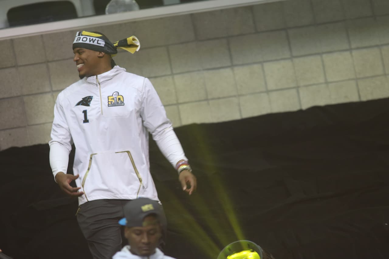 Los jugadores de los Carolina Panthers se mostraron listos para ser campeones durante el Opening Night previo al Super Bowl 50, he aquí sus mejores imágenes.