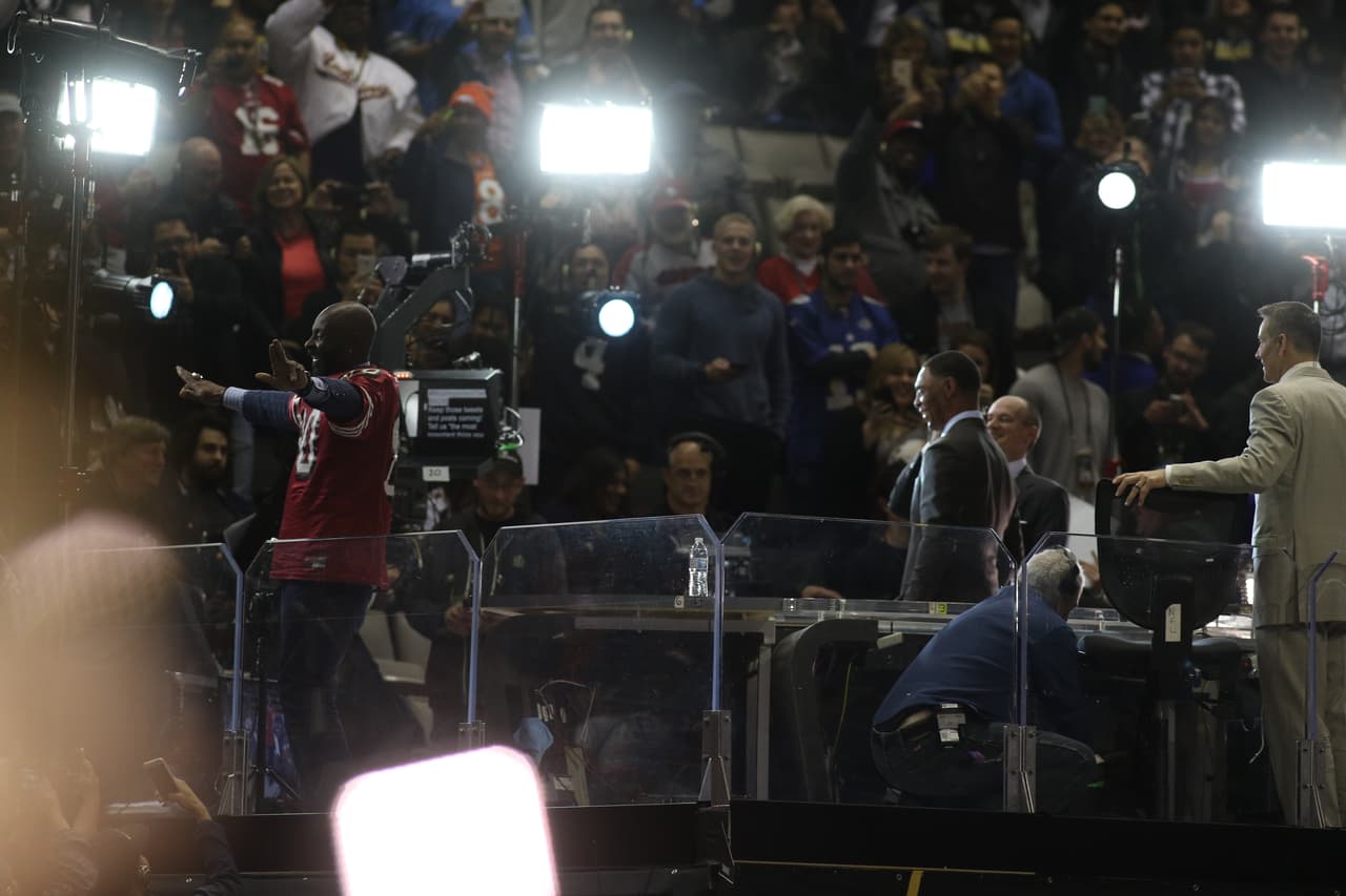 Los jugadores de los Carolina Panthers se mostraron listos para ser campeones durante el Opening Night previo al Super Bowl 50, he aquí sus mejores imágenes.