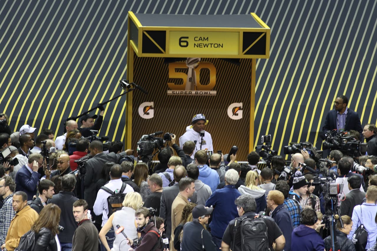 Los jugadores de los Carolina Panthers se mostraron listos para ser campeones durante el Opening Night previo al Super Bowl 50, he aquí sus mejores imágenes.