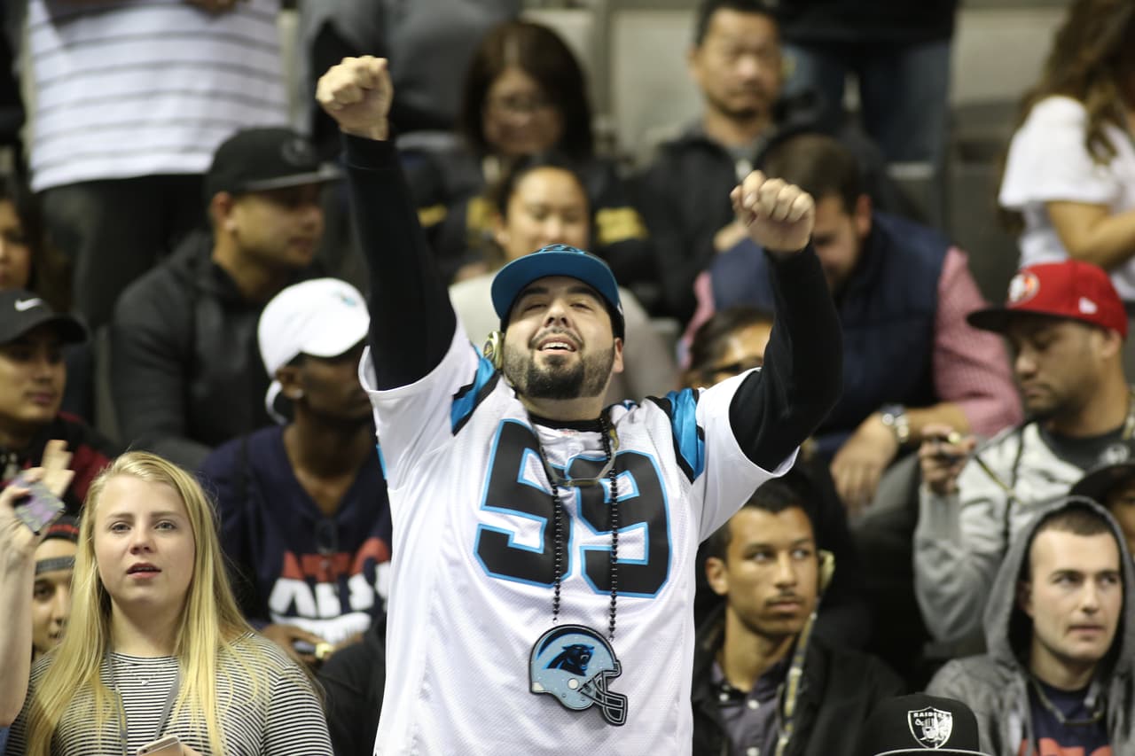 Los jugadores de los Carolina Panthers se mostraron listos para ser campeones durante el Opening Night previo al Super Bowl 50, he aquí sus mejores imágenes.