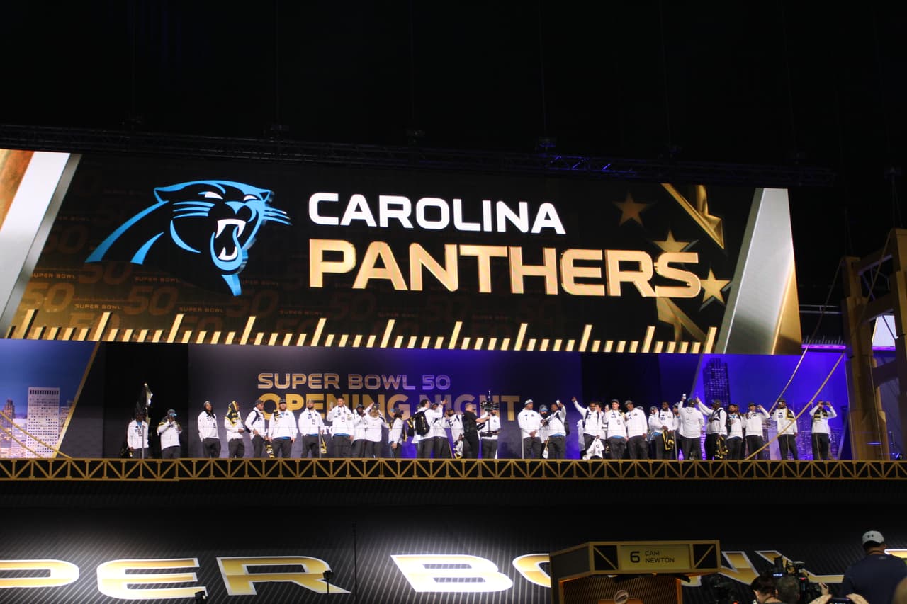 Los jugadores de los Carolina Panthers se mostraron listos para ser campeones durante el Opening Night previo al Super Bowl 50, he aquí sus mejores imágenes.
