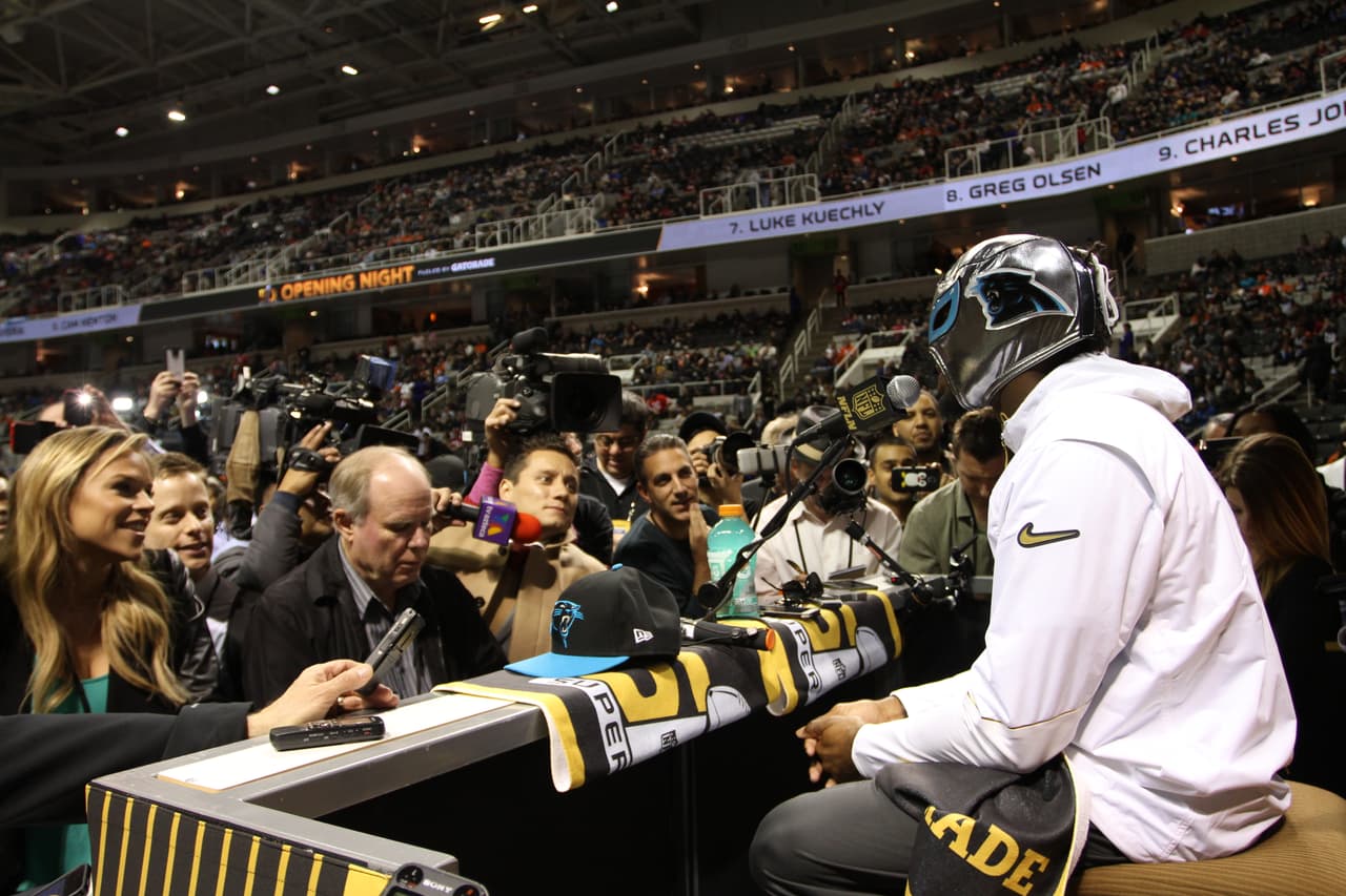 Los jugadores de los Carolina Panthers se mostraron listos para ser campeones durante el Opening Night previo al Super Bowl 50, he aquí sus mejores imágenes.