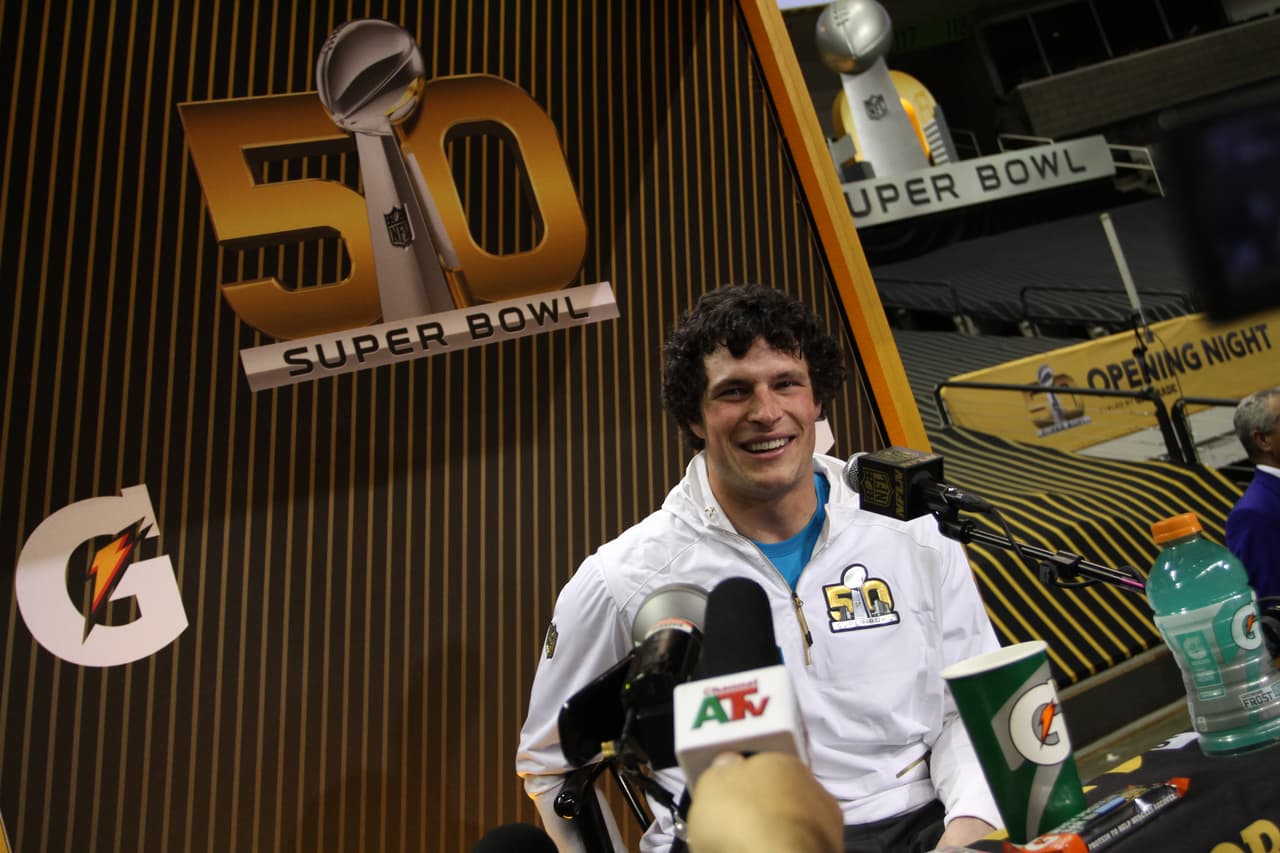 Los jugadores de los Carolina Panthers se mostraron listos para ser campeones durante el Opening Night previo al Super Bowl 50, he aquí sus mejores imágenes.