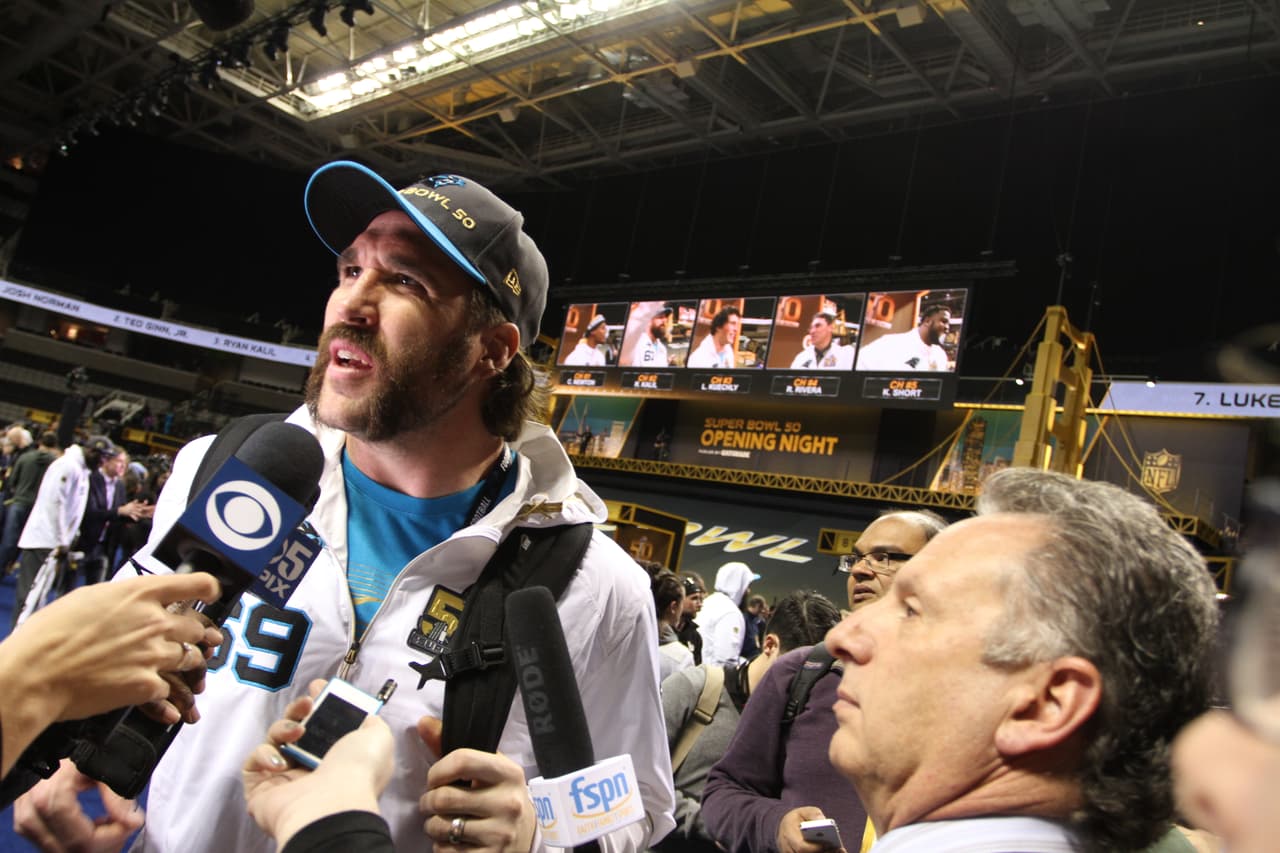 Los jugadores de los Carolina Panthers se mostraron listos para ser campeones durante el Opening Night previo al Super Bowl 50, he aquí sus mejores imágenes.