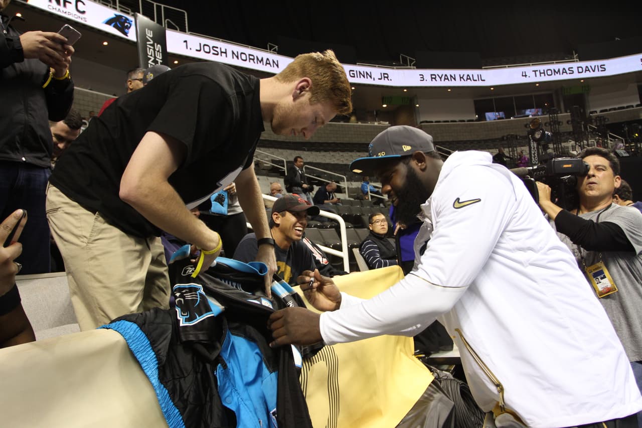 Los jugadores de los Carolina Panthers se mostraron listos para ser campeones durante el Opening Night previo al Super Bowl 50, he aquí sus mejores imágenes.