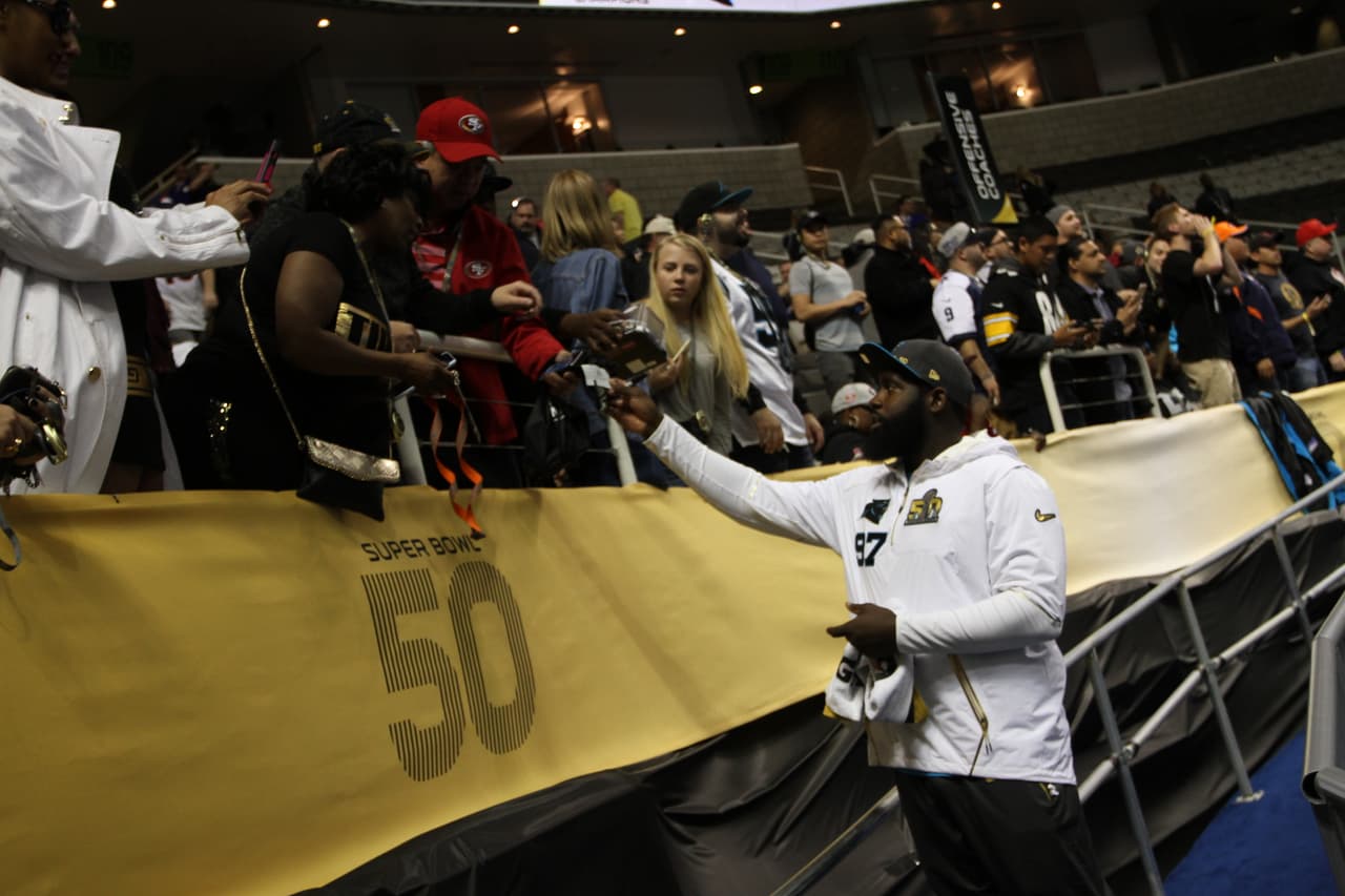 Los jugadores de los Carolina Panthers se mostraron listos para ser campeones durante el Opening Night previo al Super Bowl 50, he aquí sus mejores imágenes.