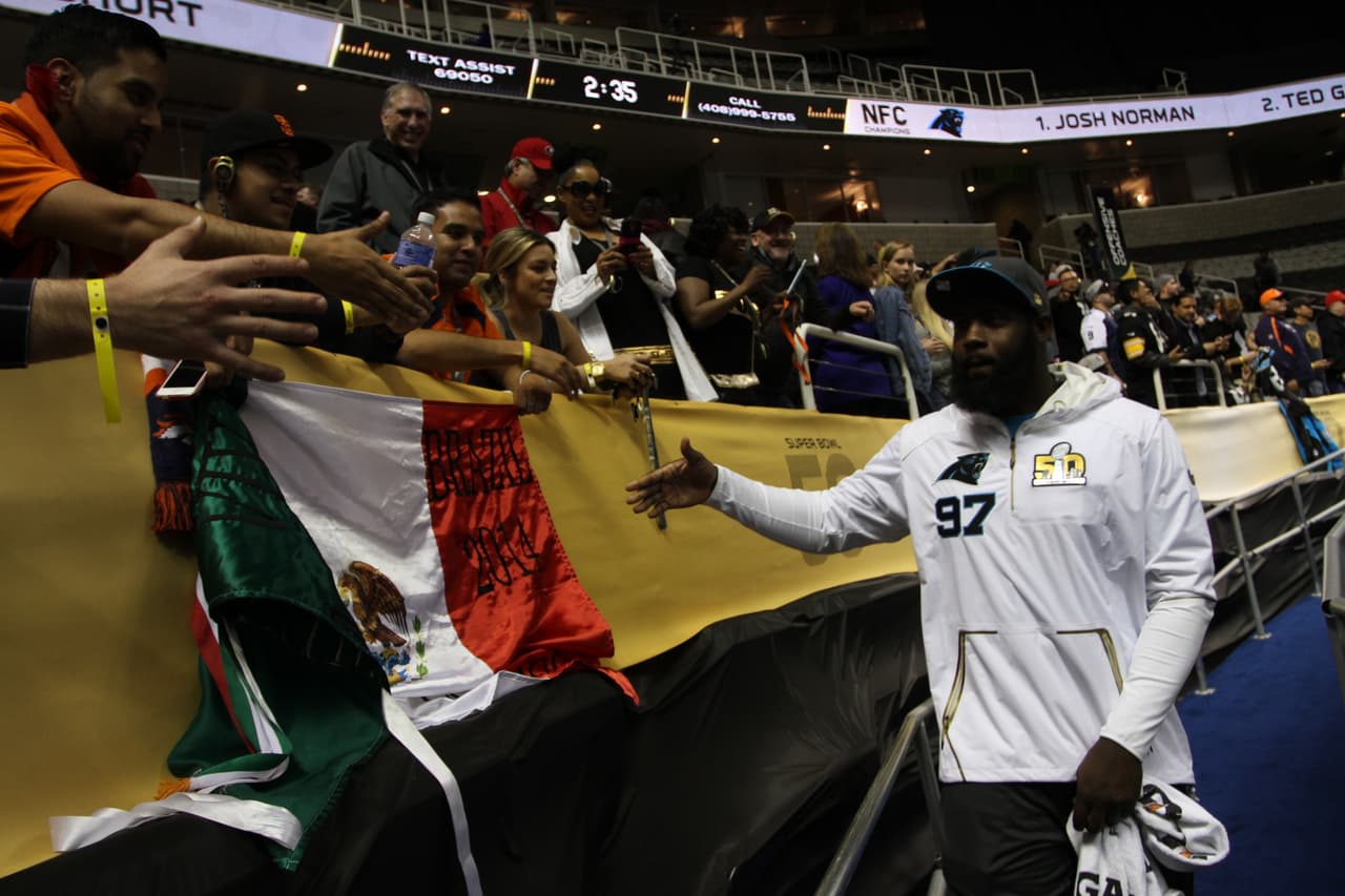 Los jugadores de los Carolina Panthers se mostraron listos para ser campeones durante el Opening Night previo al Super Bowl 50, he aquí sus mejores imágenes.