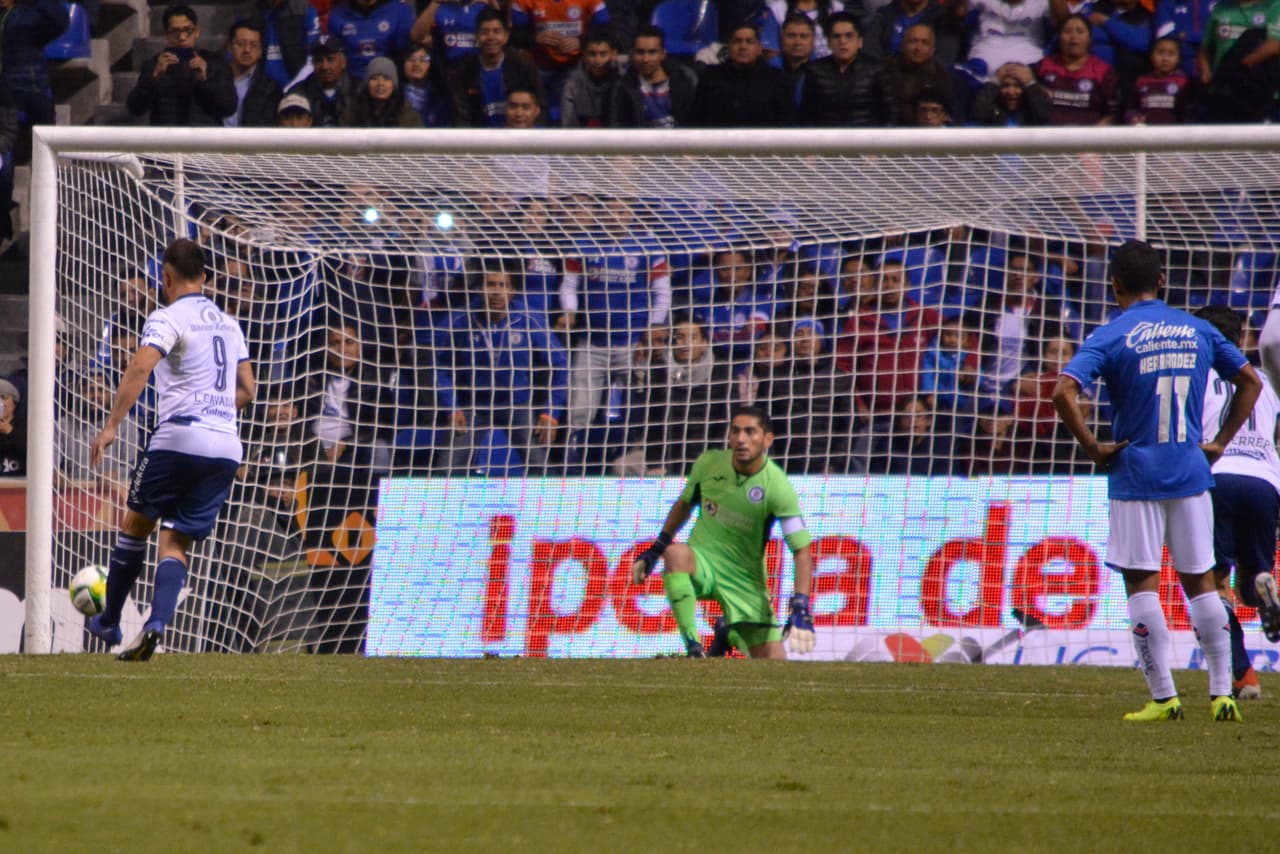 Cuatro minutos más tarde se marcó un penal para los locales y Lucas Cavallini lo ejecutó de esta manera.