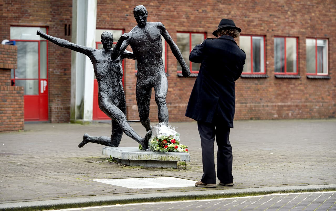 La estatua alusiva al espigado ex futbolista tulipán en el estadio Olímpico de Amsterdam también recibió visitas y muestras de cariño por parte de los seguidores al balompié.