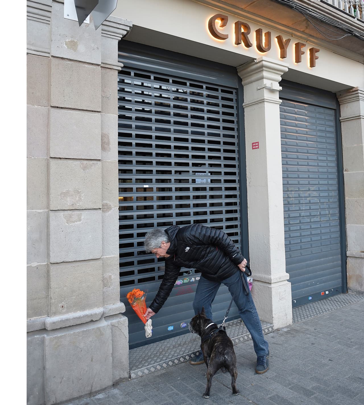 La ‘Cruyff Store’, que abrió sus puertas en abril de 2014 en la Ciudad Condal, también recibió a los fanáticos del tulipán dando muestras de apoyo por su sensible pérdida.