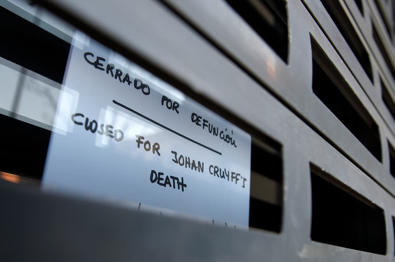 Este letreto anuncia que la tienda Cruyff en la ciudad de Barcelona, España se encontrará cerrada debido a la reciente pérdida del antiguo estratega del 'Dream Team'.