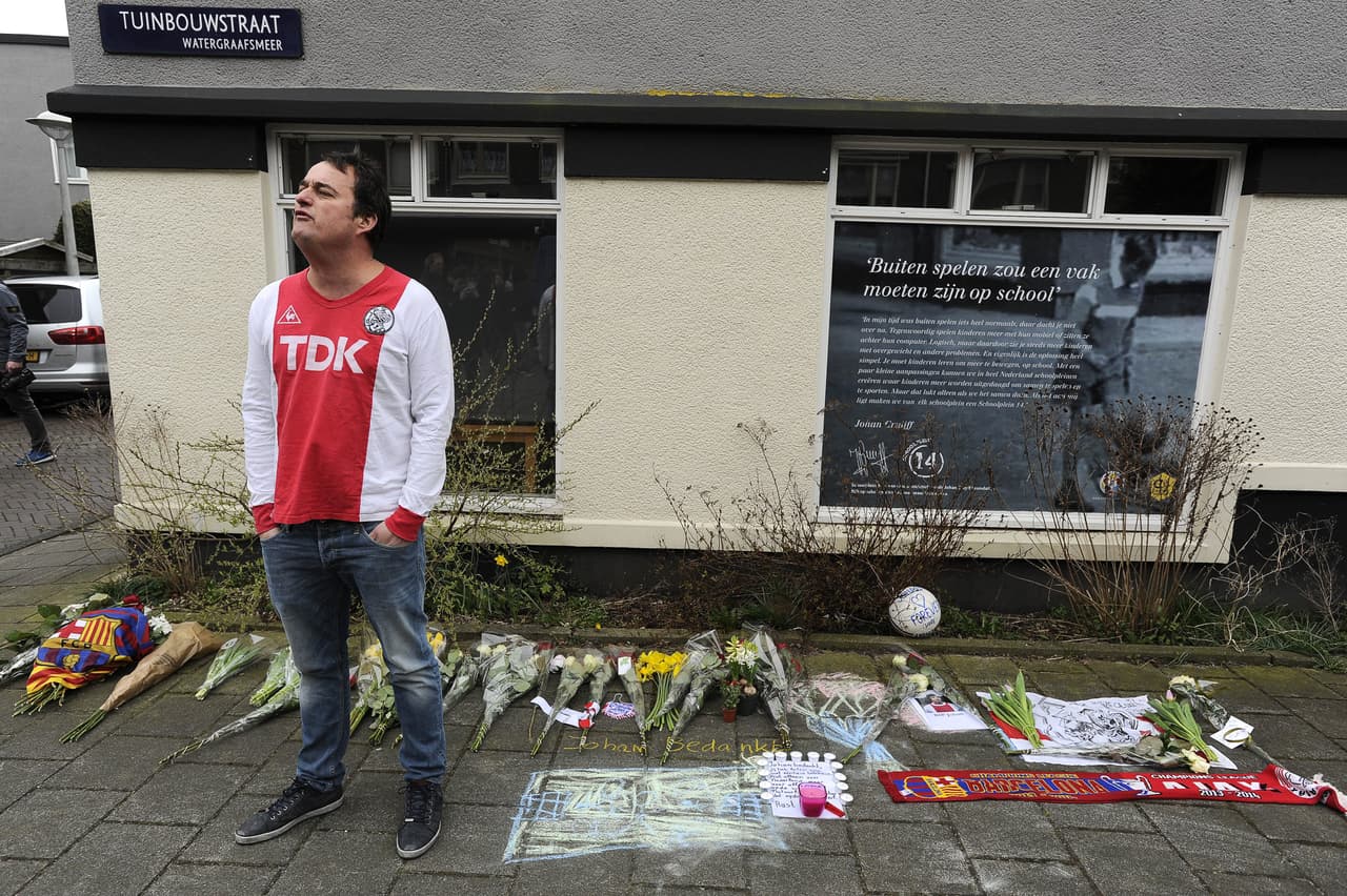 Un seguidor al fútbol medita a las afueras del asilo donde pasó sus últimos días el legendario jugador y símbolo de la ‘Naranja Mecánica’ portando una camiseta retro del Ajax, club con el que acumuló más títulos en Europa.