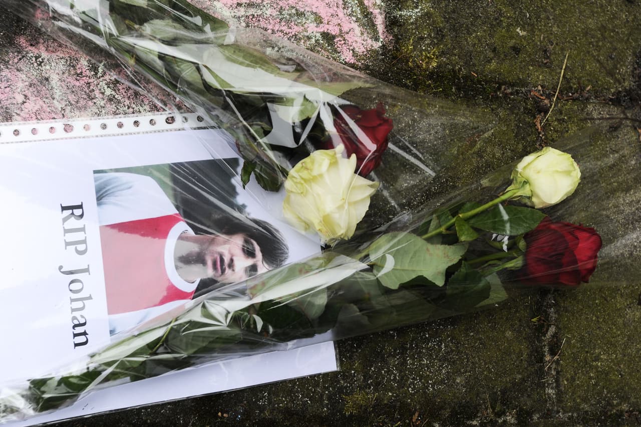 Estas flores se colocaron sobre un retrato de Cruyff enfrente de la casa para adultos mayores donde vivió la última etapa de su vida Cruyff en Amsterdam, Holanda tras la muerte del crack holandés este jueves.