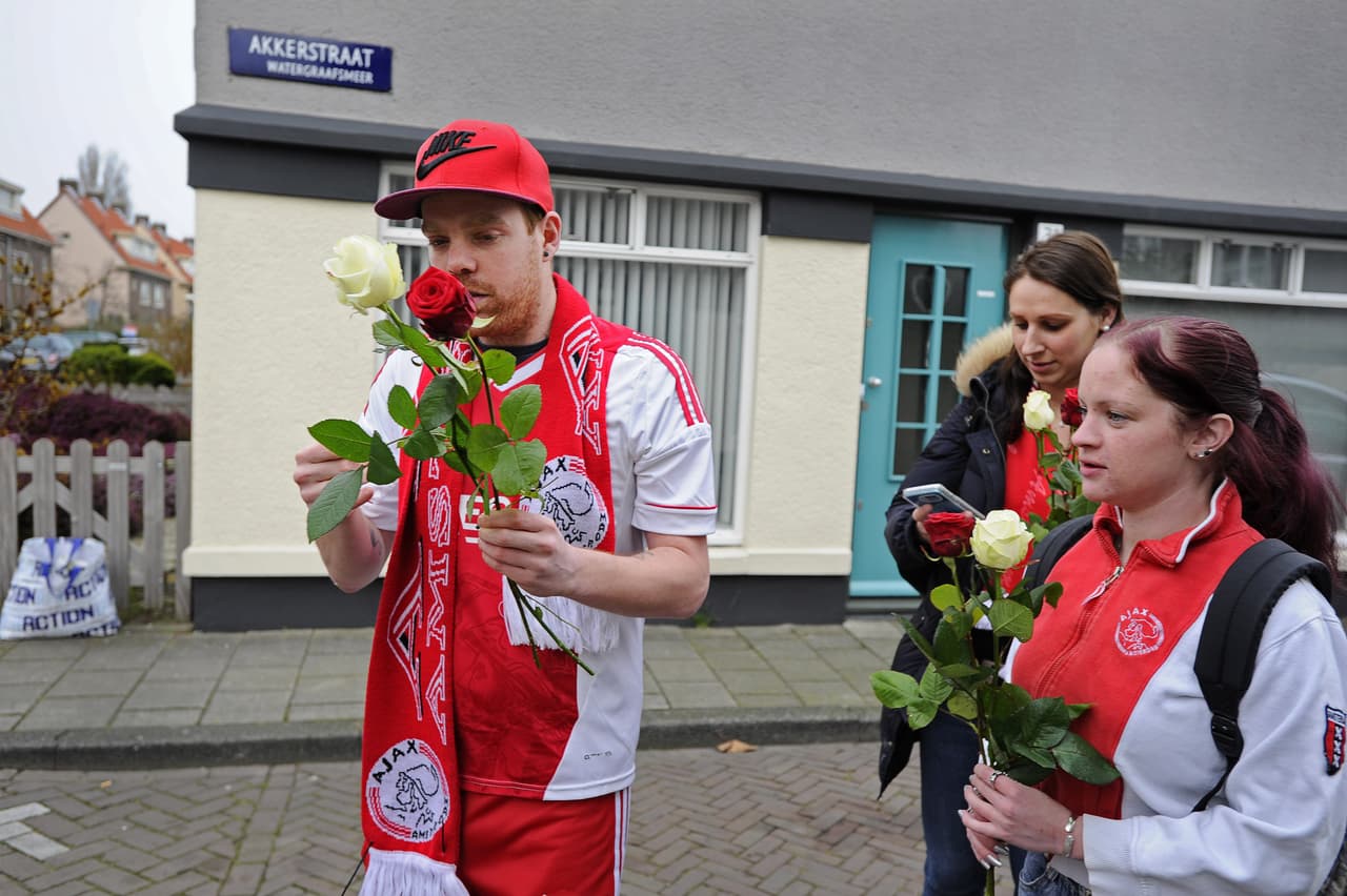 Algunos aficionados se presentaron en el que fuera hogar del ex futbolista para llevarle flores luego de que se anunciara el sensible fallecimiento del histórico elemento del Ajax.