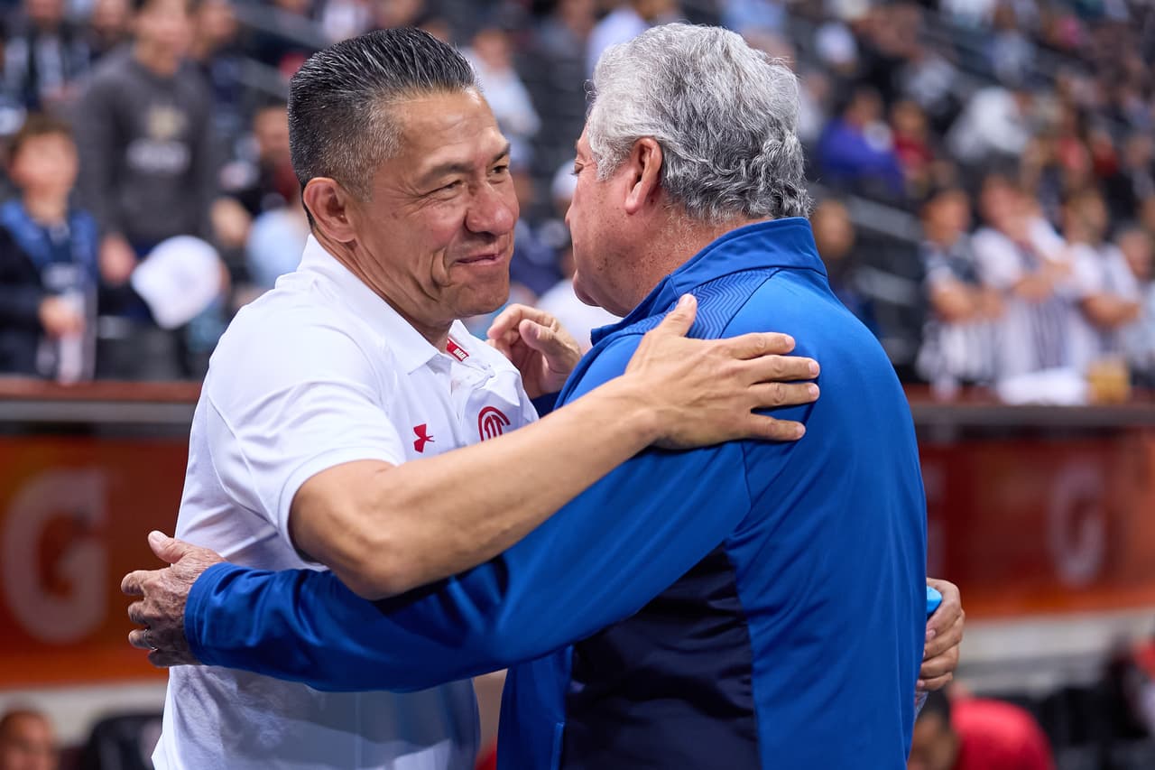 Así se saludaron los estrategas antes del encuentro.