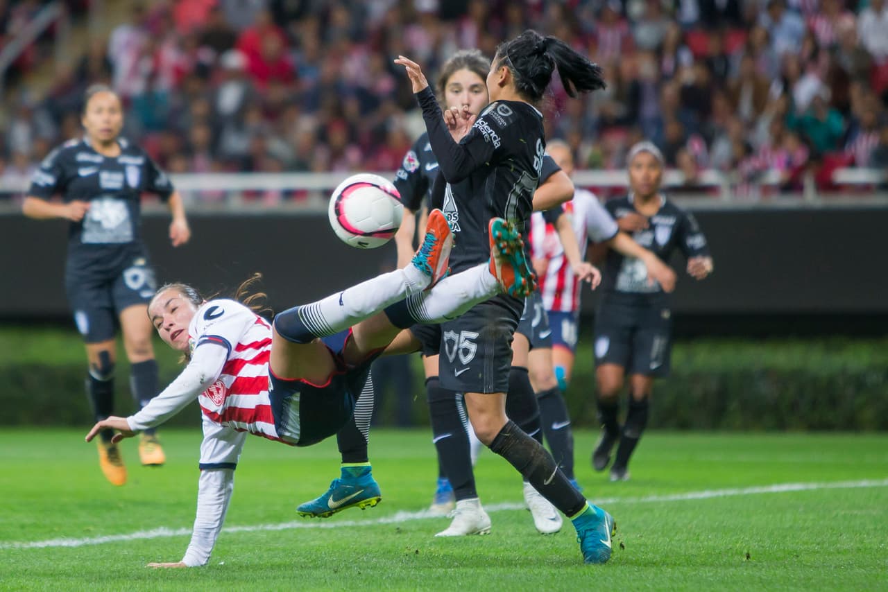 Por supuesto el encuentro fue ríspido y muy peleado desde el primer minuto. Ninguno de los dos cuadros dio por sentado nada y lucharon cada pelota por todos los rincones del campo.