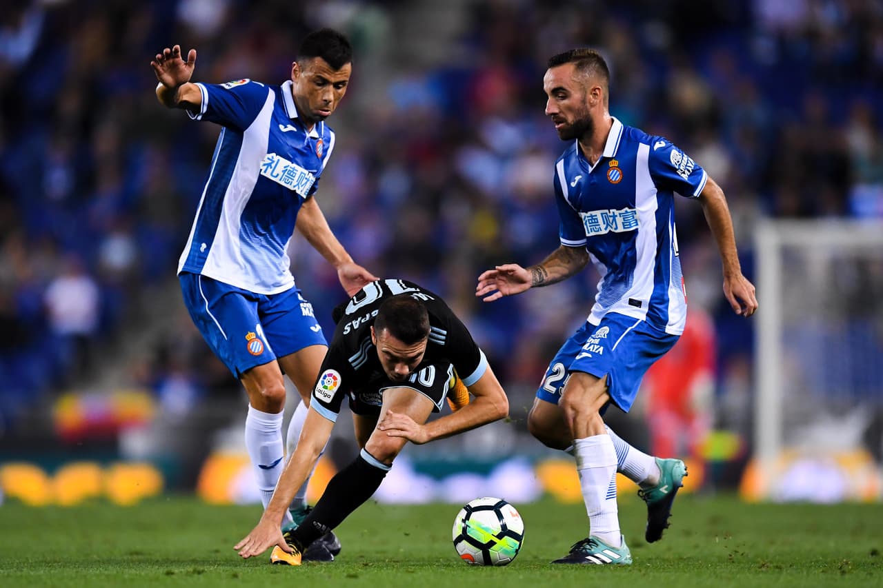 BARCELONA, SPAIN - SEPTEMBER 18: Iago Aspas of RC Celta de Vigo competes for the ball with Javi Fuego (L) and Sergi Darder of RCD Espanyol during the La Liga match between Espanyol and Celta de Vigo at Cornella-El Prat stadium on September 18, 2017 in Barcelona, Spain. (Photo by David Ramos/Getty Images)
