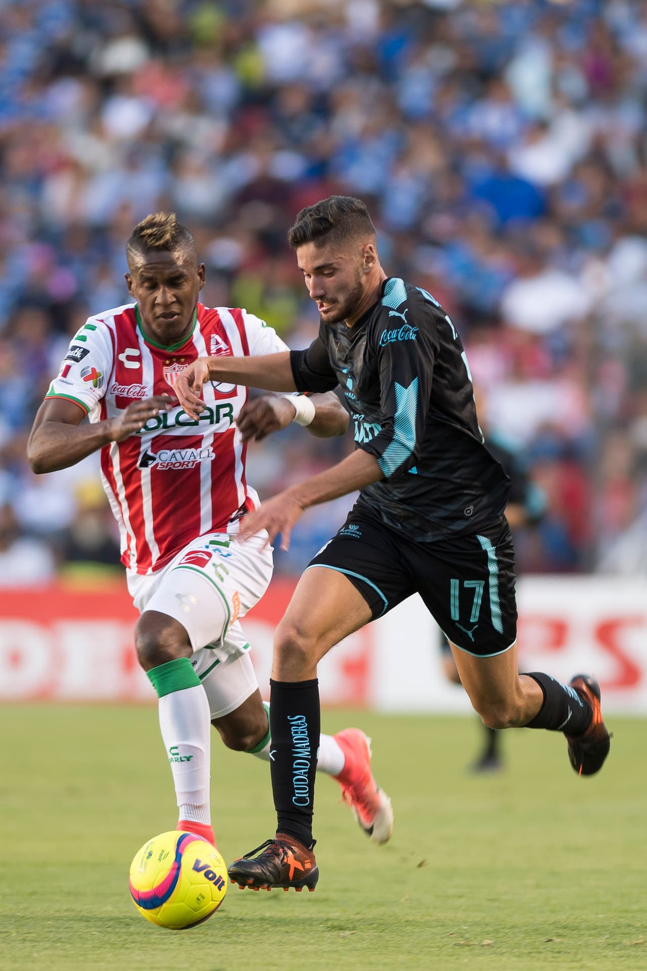 En la segunda mitad, los equipos salieron con mayor vocación ofensiva aunque igual las emociones fueron contadas.