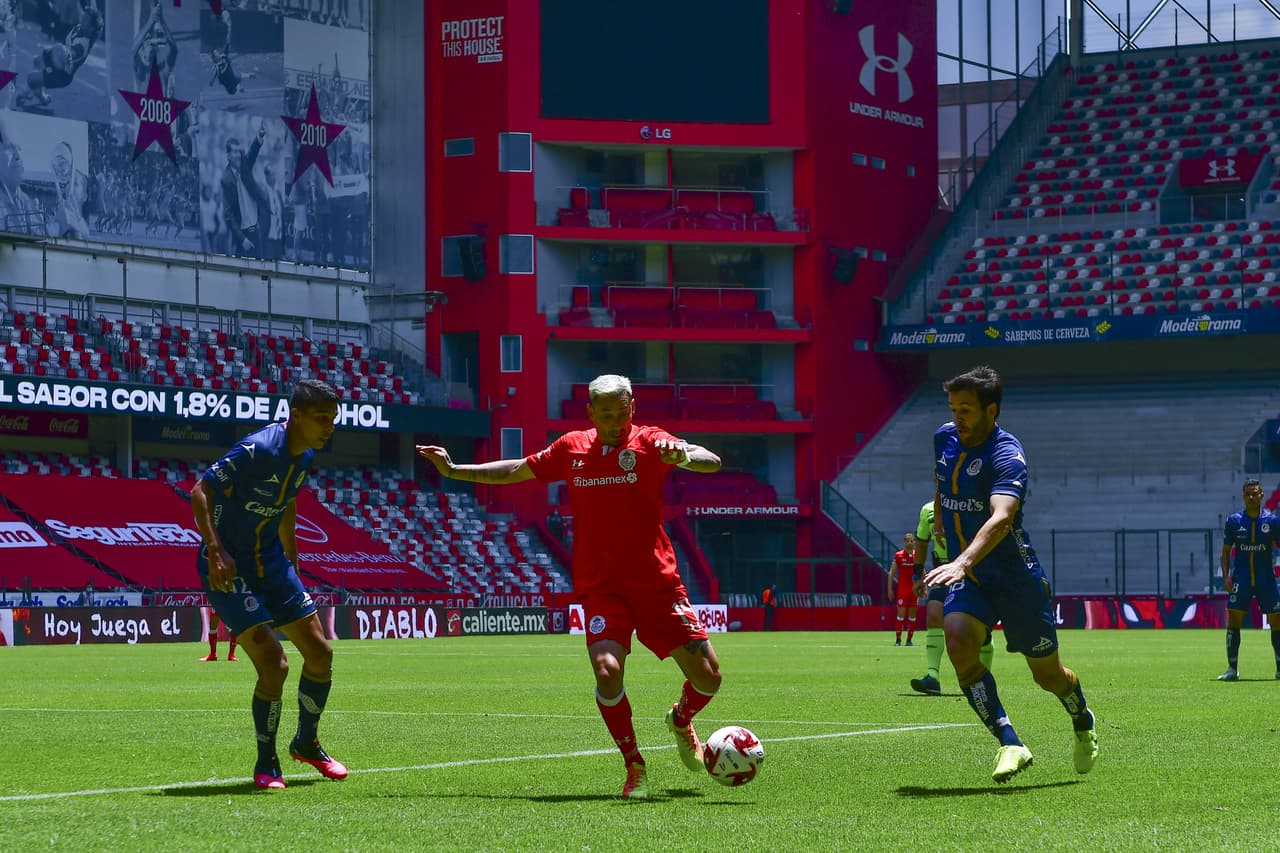 Con la superioridad de San Luis, Toluca aprovecha los espacios en los contragolpes y cada uno de ellos termina con disparo a puerta.