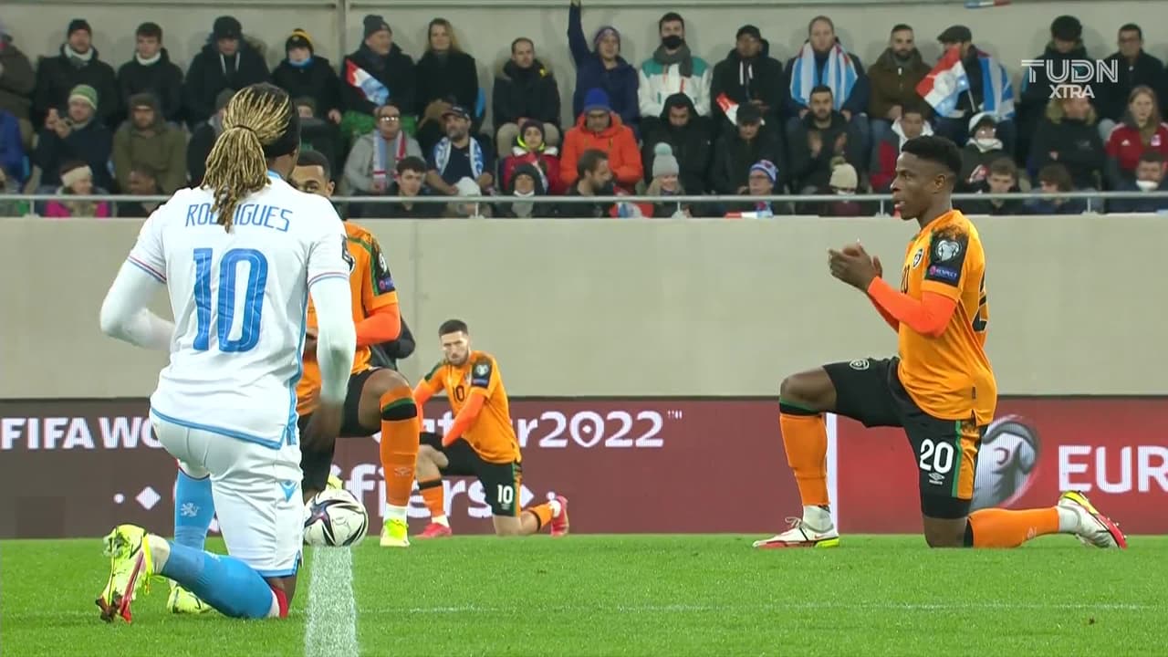 Arranca el partido y la pelota está en juego.
