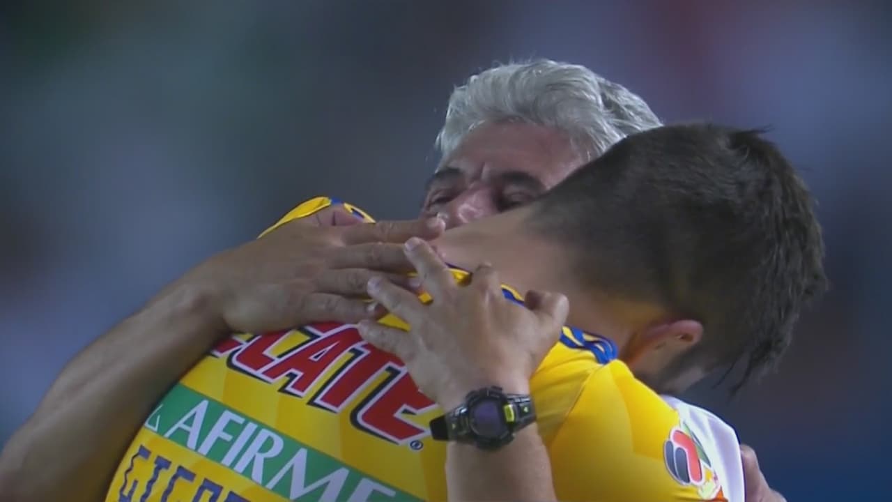 ¡Campeones afectuosos!: Gignac y el ‘Tuca’ Ferretti se fundieron en un fuerte abrazo