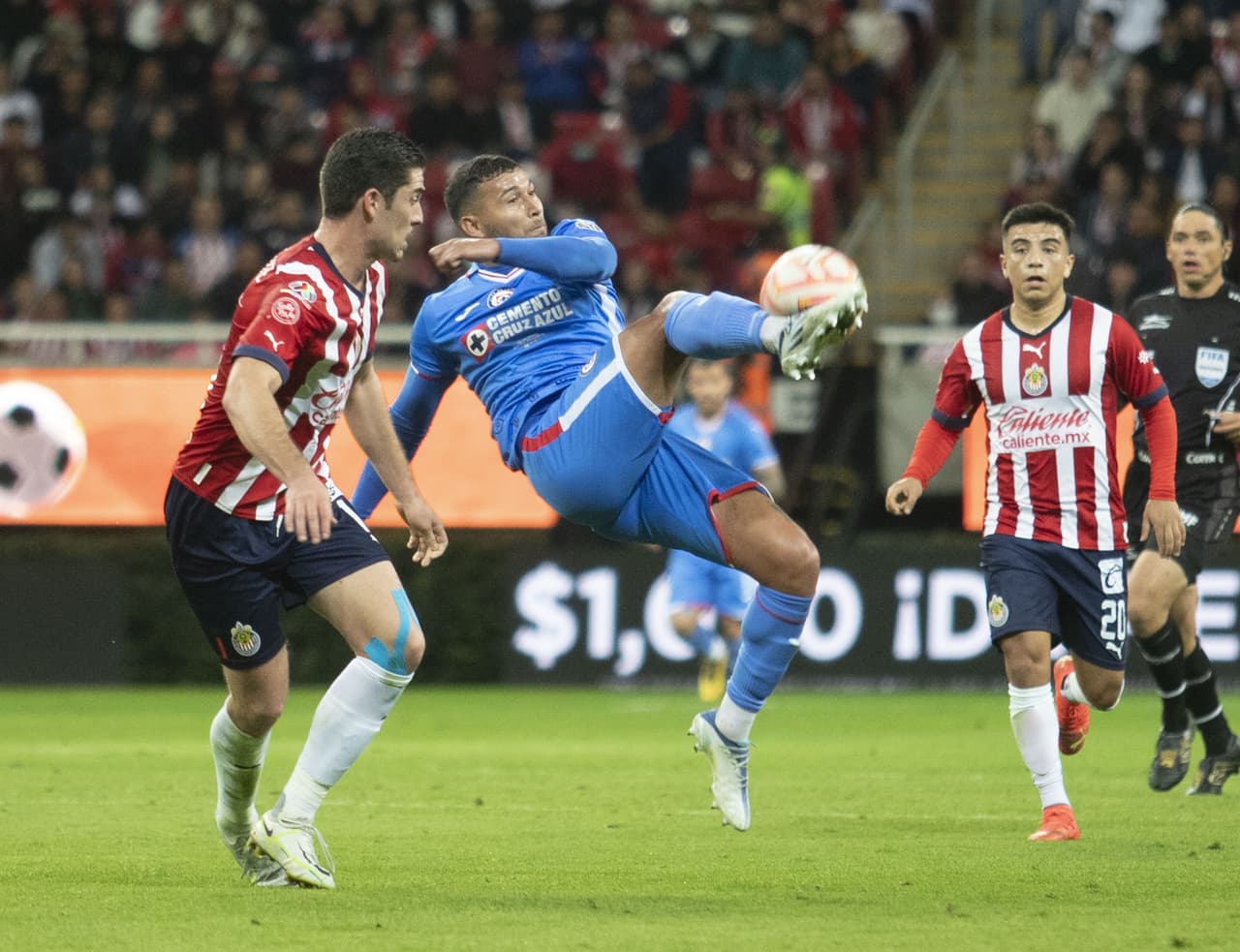 Con goles de Alexis Gutiérrez y Gonzalo Carneiro, Cruz Azul sentenció la final de la Copa por México 2022 ante Chivas en el Akron para alzar su primer trofeo a una semana del inicio del Clausura 2023. 
<br>