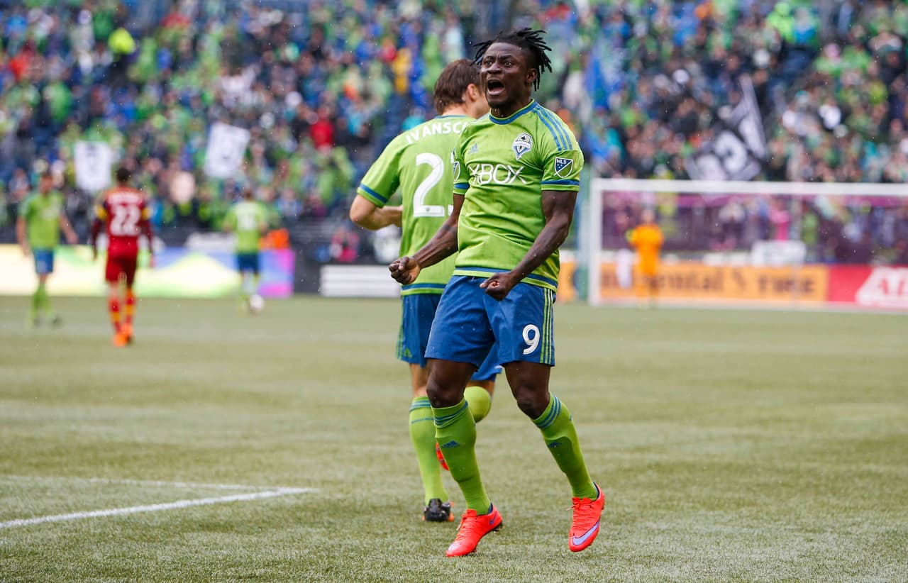 Obafemi Martins hizo una dupla letal con Clint Dempsey en el 2015 y muchos esperaban más en 2016. Sin embargo, el atacante africano dejó al equipo sorpresivamente. La ironía del suceso es que ocurrió en el mismo año en el que los Sounders levantarían su primera y hasta ahora única Copa MLS de su historia.