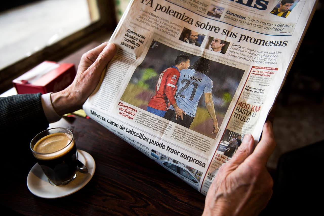 El chileno Gonzalo Jara le metió un dedo de su mano al uruguayo Edínson Cavani en la semifinal de Copa América en 2015 y eso quedó captado, en una imagen que le dio la vuelta al mundo.