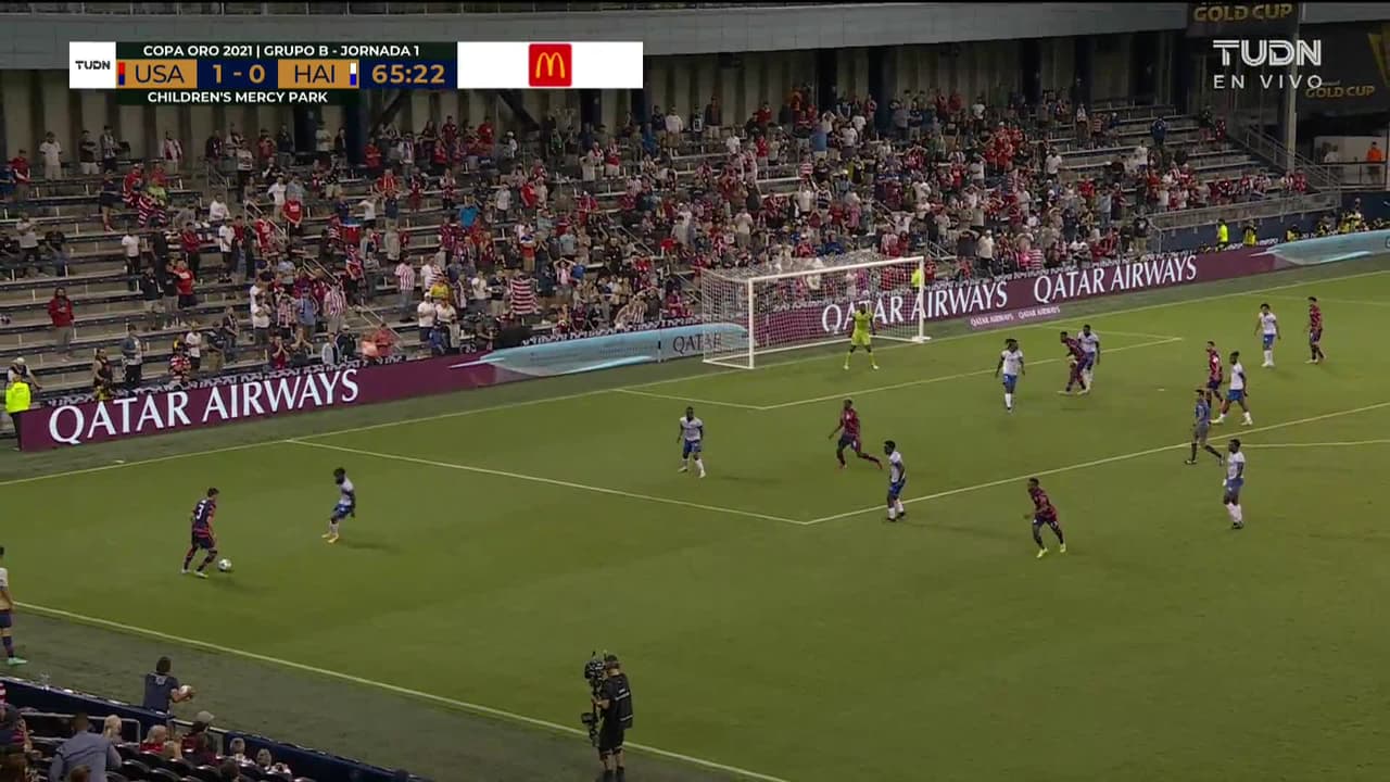 ¡CERCA! Nicholas Gioacchini disparó que se estrella en el poste.