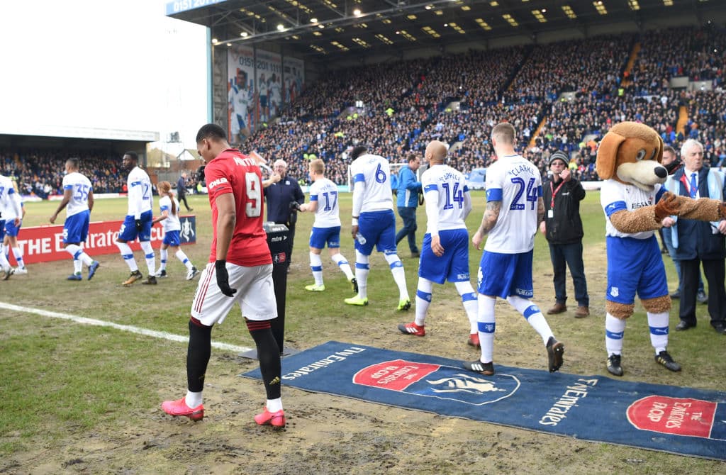 Ambos equipos vivieron el gran ambiente de la FA Cup en la tribuna, que no se achicó pese al frío.
