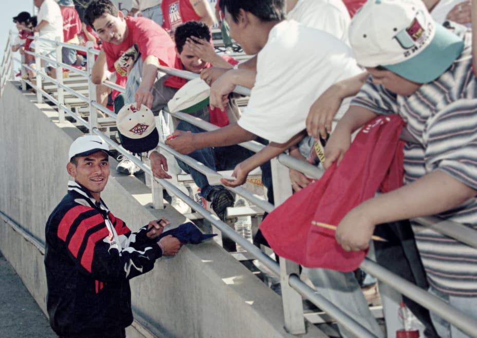 Tras el partido, paso obligado por las cercanías de las tribunas, donde los aficionados esperaban autografos.