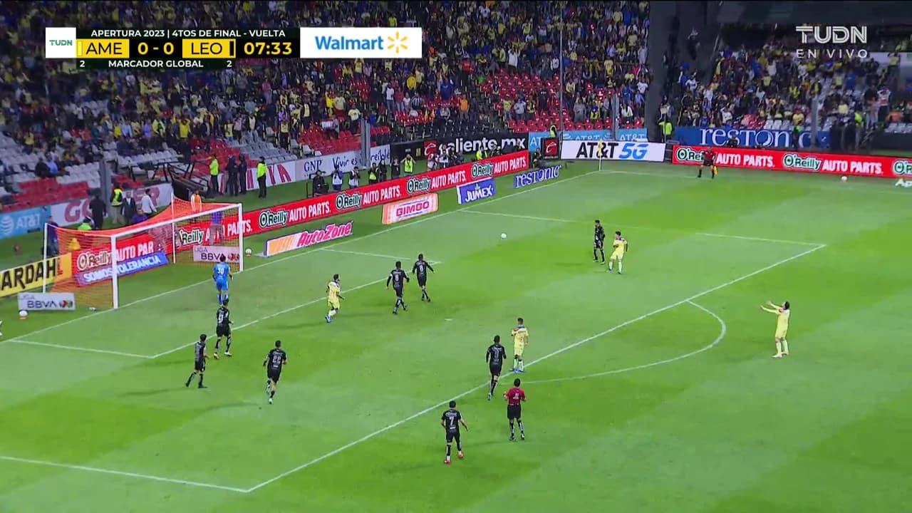 ¡TIRO ATAJADO! disparo por Julián Quiñones.