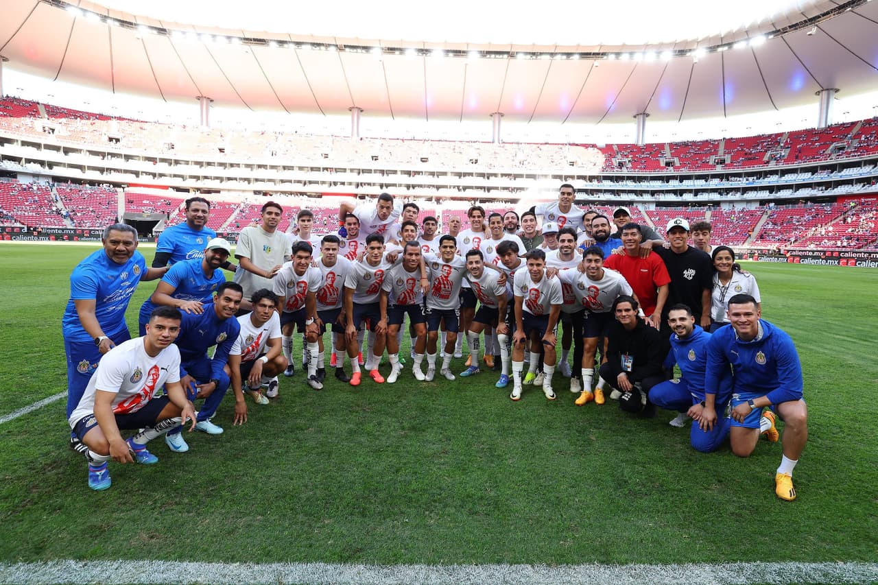Homenaje a Chapo Sánchez de jugadores y afición en el Chivas vs. Atlético de San Luis