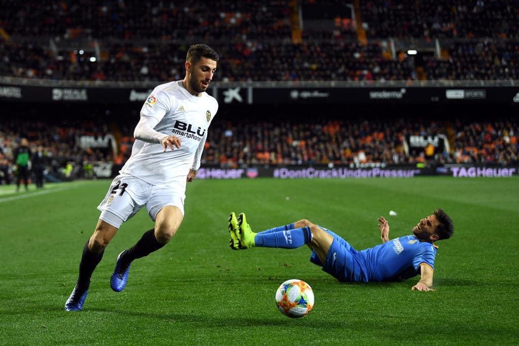 Valencia mejoró de cara al final de la primera parte pero la pausa iba a salvar al Getafe de recibir gol pues ya estaban empezando a doblegarse. Los salvó la campana.