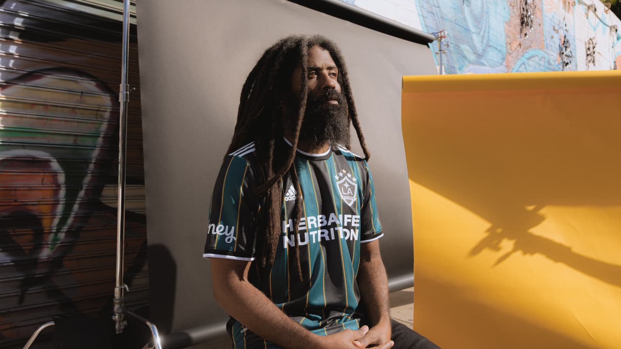 Así luce el espectacular jersey retro del Galaxy.