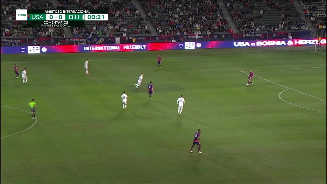 Arranca el partido y la pelota está en juego.