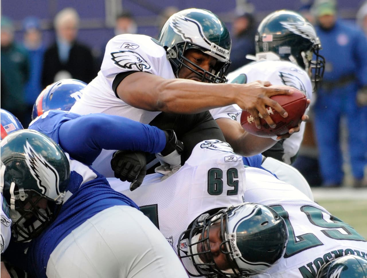 24.- New York Giants - 11 de enero del 2009 (11-23 vs. Philadelphia Eagles) (Playoffs Divisionales).- En el que resultaría a la postre el último juego de playoff en la historia del Giants Stadium, con tres goles de campo de David Akers, para imponer marca de 18 aciertos al hilo en playoff, Donovan McNabb y compañía eliminaron a los campeones defensores.