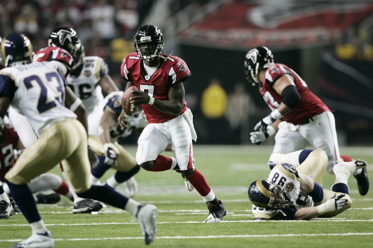 29.- Los Angeles Rams - 15 de enero del 2005 (17-47 en Atlanta Falcons) (Playoffs Divisionales).- En un auténtico huracán ofensivo y de equipos especiales, Michael Vick y compañía arrasaron con el último vestigio del 'Greatest Show of Turf' con 110 yardas terrestres del metórico quarterback, nueva marca de la NFL y primer triunfo en playoff de los Falcons en Atlanta desde 1999.