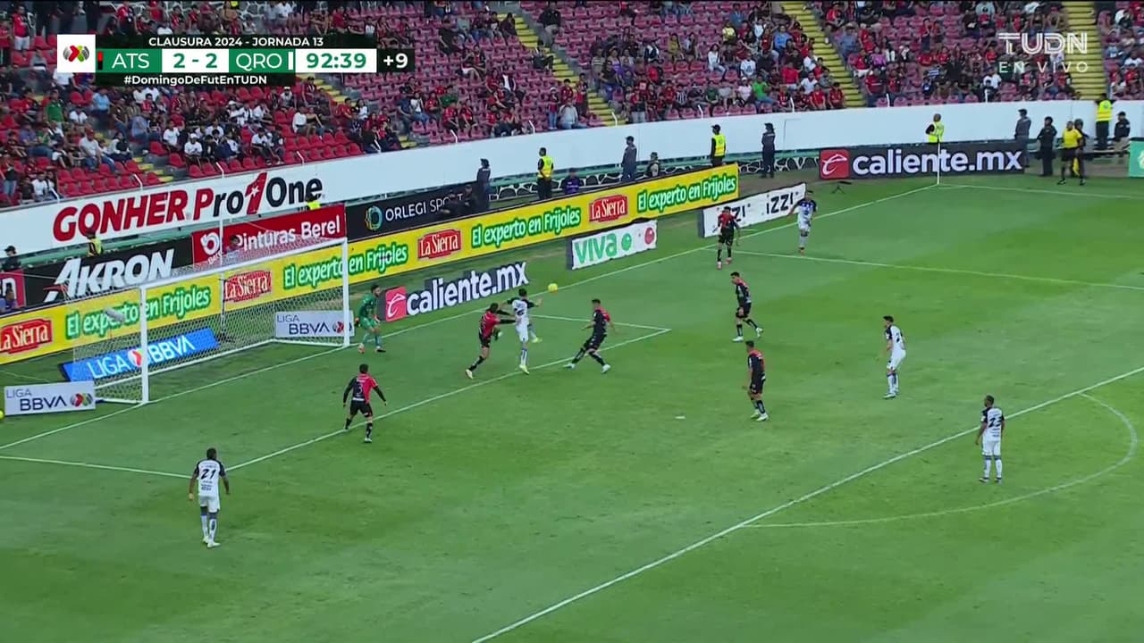 ¡GOOOL! Ettson Ayón anota para Querétaro.