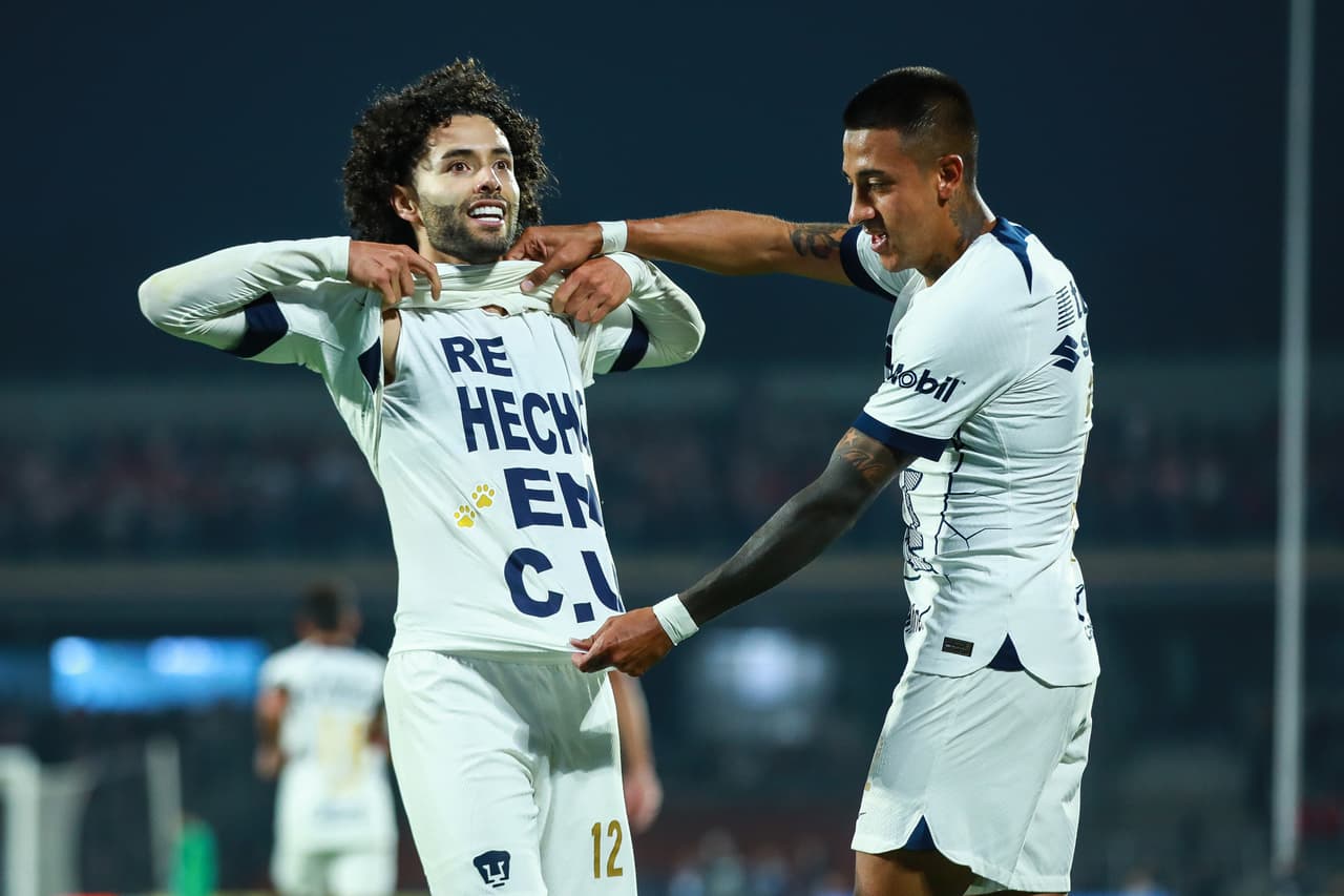 Pese la polémica de la mano no marcada en la Ida de Cuartos a favor de Pumas, los universitarios ganaron contundentemente a Chivas en la Vuelta con un 3-1 global gracias a los goles de César Huerta, Gabriel 'Toro' Fernández y el autogol de Antonio Briseño.