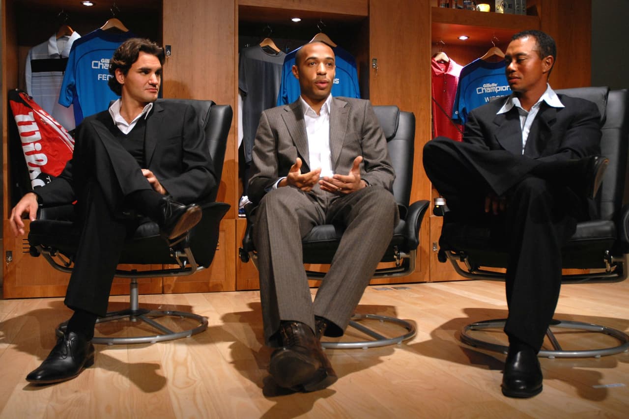 Roger Federer y Tiger Woods escuchan a Thierry Henry, en 2007.