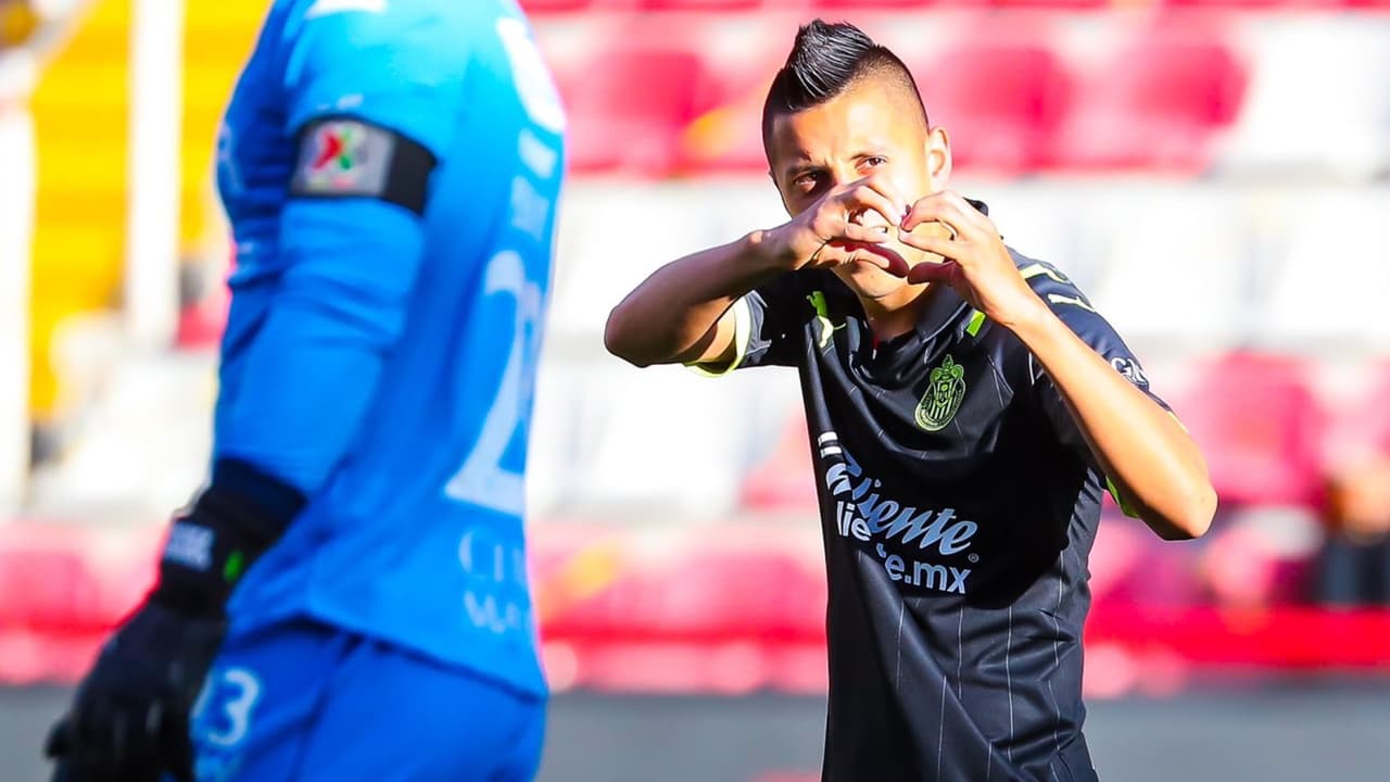 Roberto Alvarado se estrena con gol en Chivas en amistoso